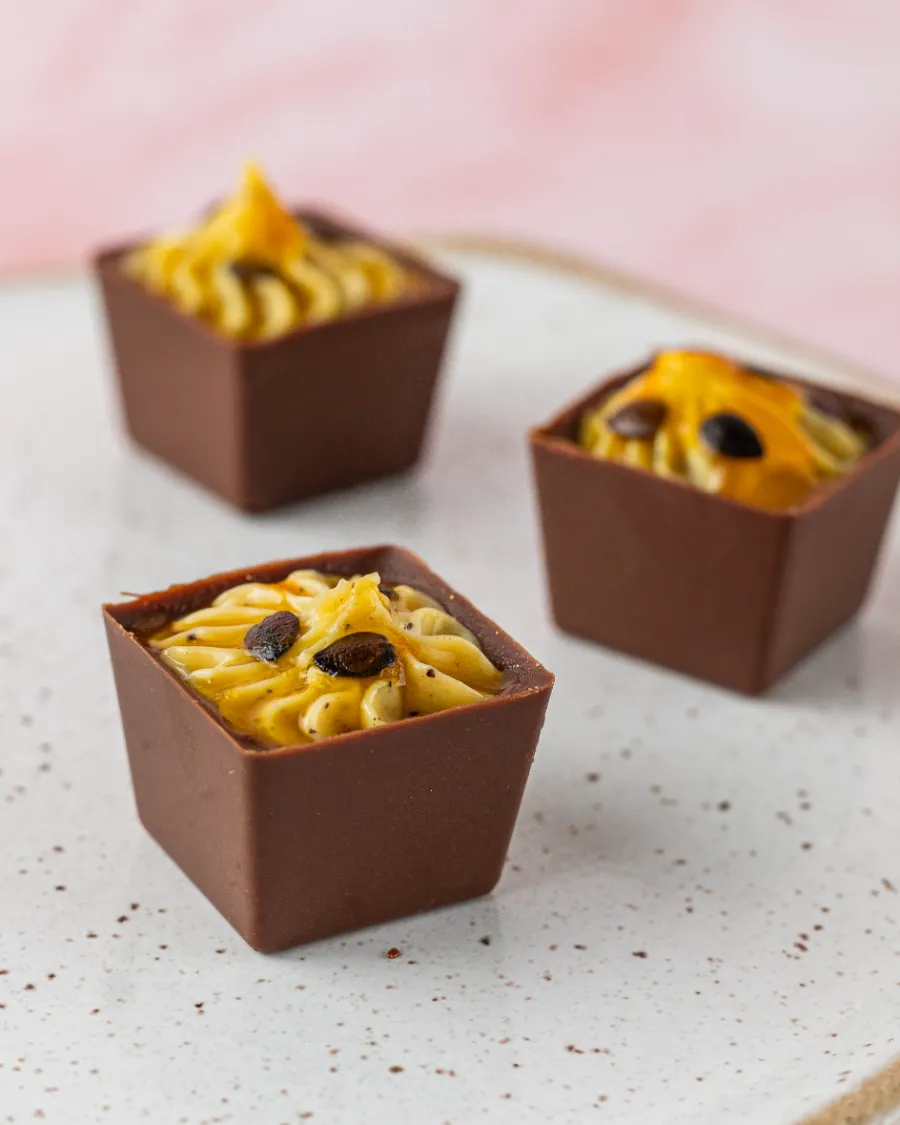 docinho de maracuja em caixinha de chocolate