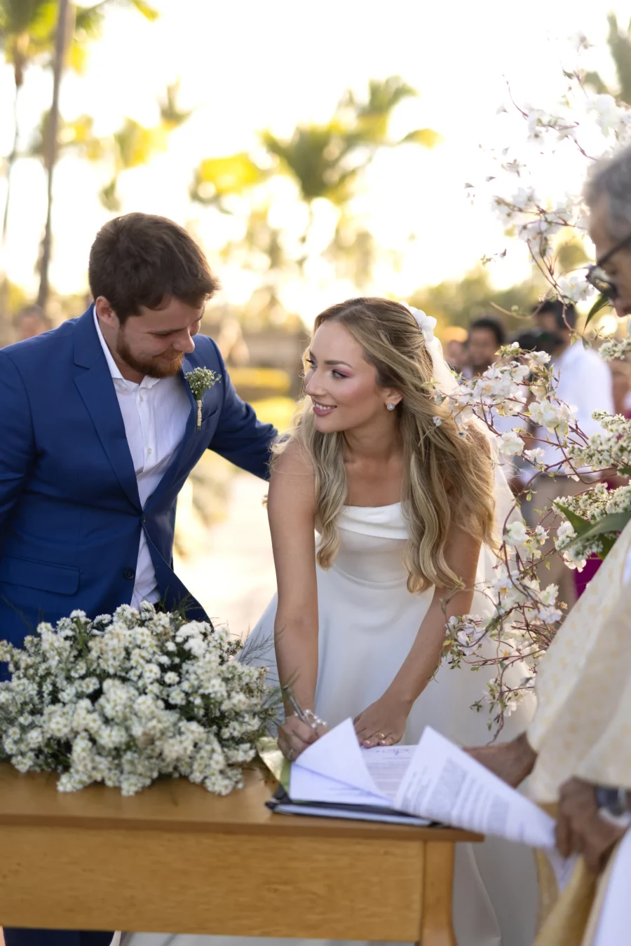 noivos na cerimonia de casamento