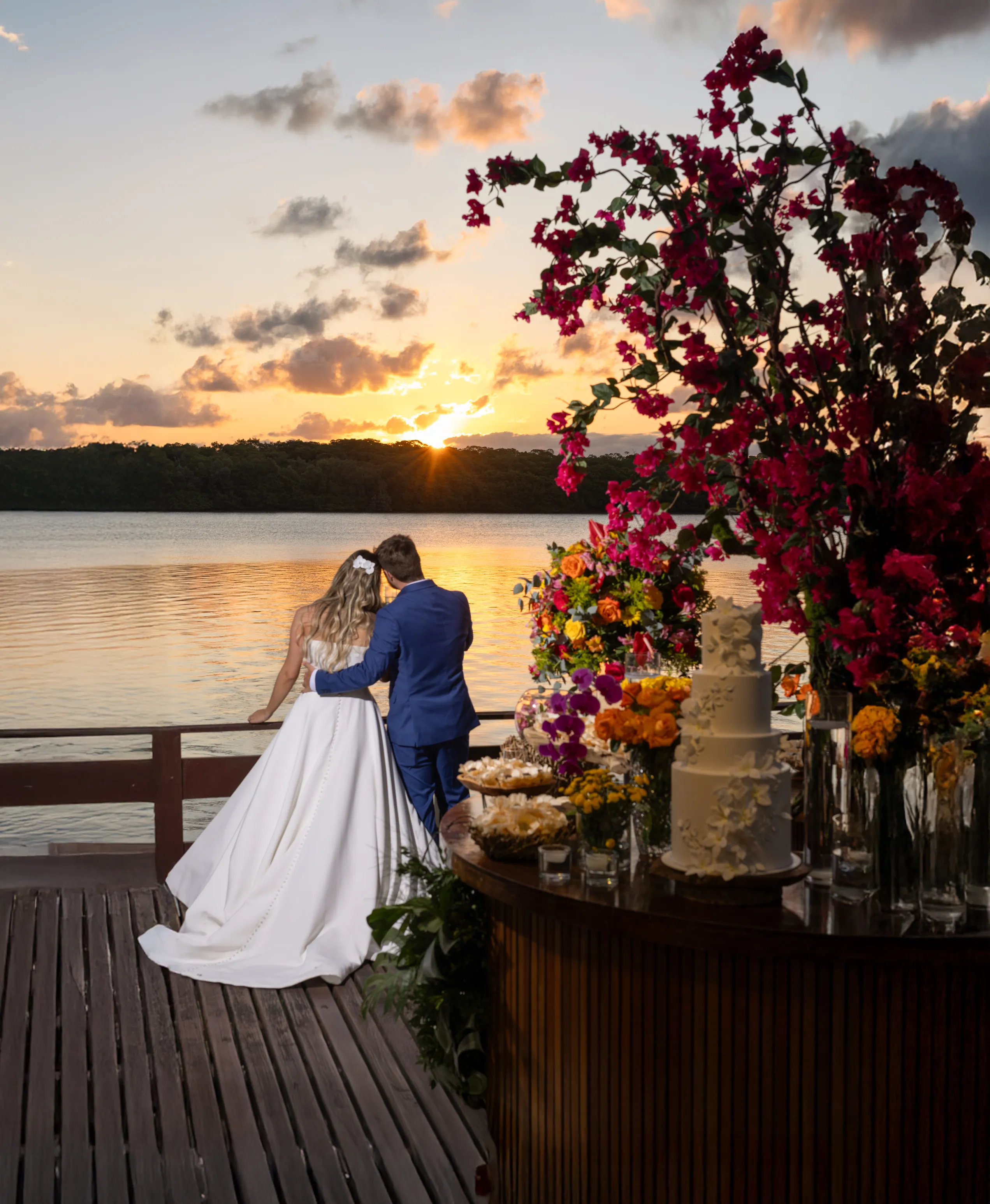 noivos olhando o por do sol