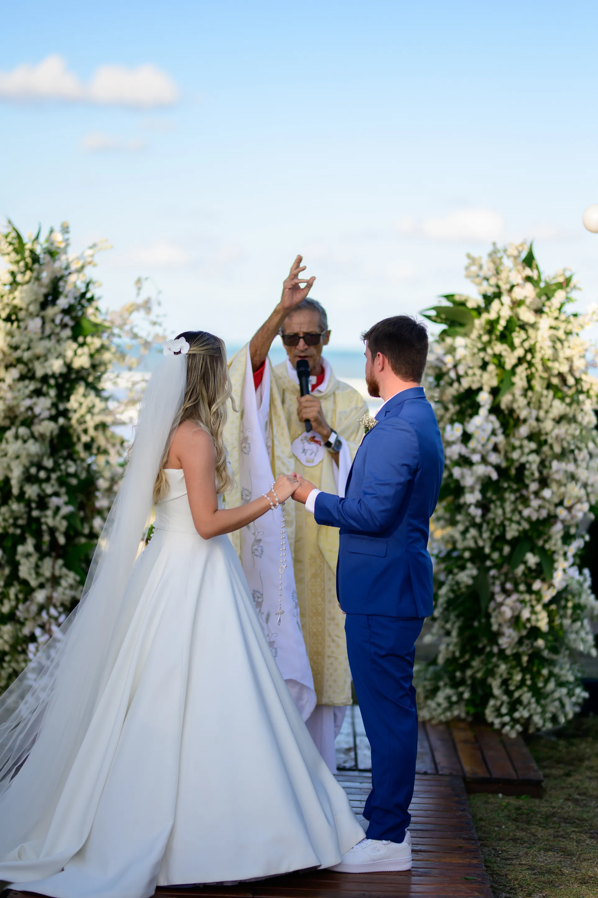 noivos na cerimonia de casamento