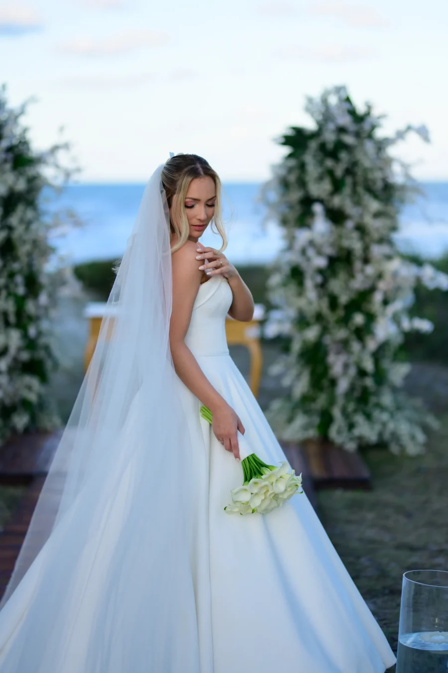 noiva com buque branco
