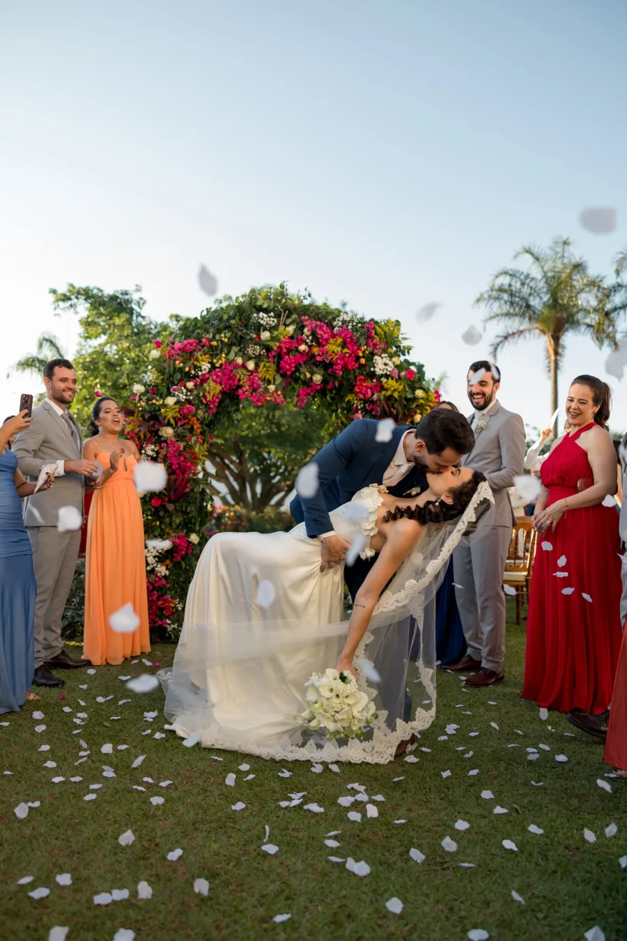 noivos se beijando no casamento ao ar livre