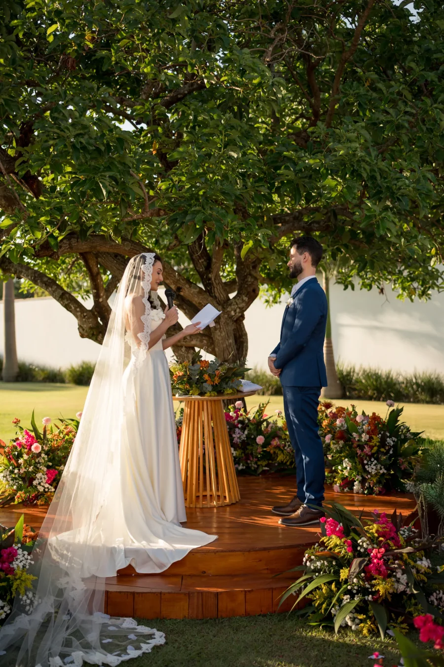 cerimonia de casamento sob arvore