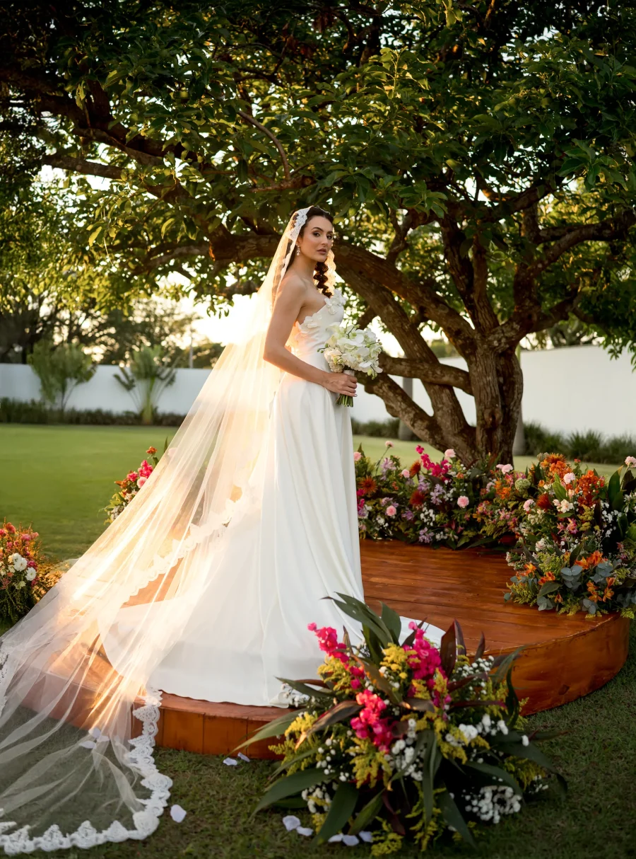noiva com mantilha e buque