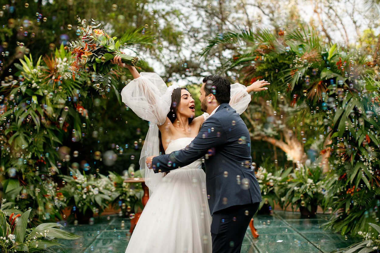 noivos abra&ccedil;ados e bolhas de sab&atilde;o