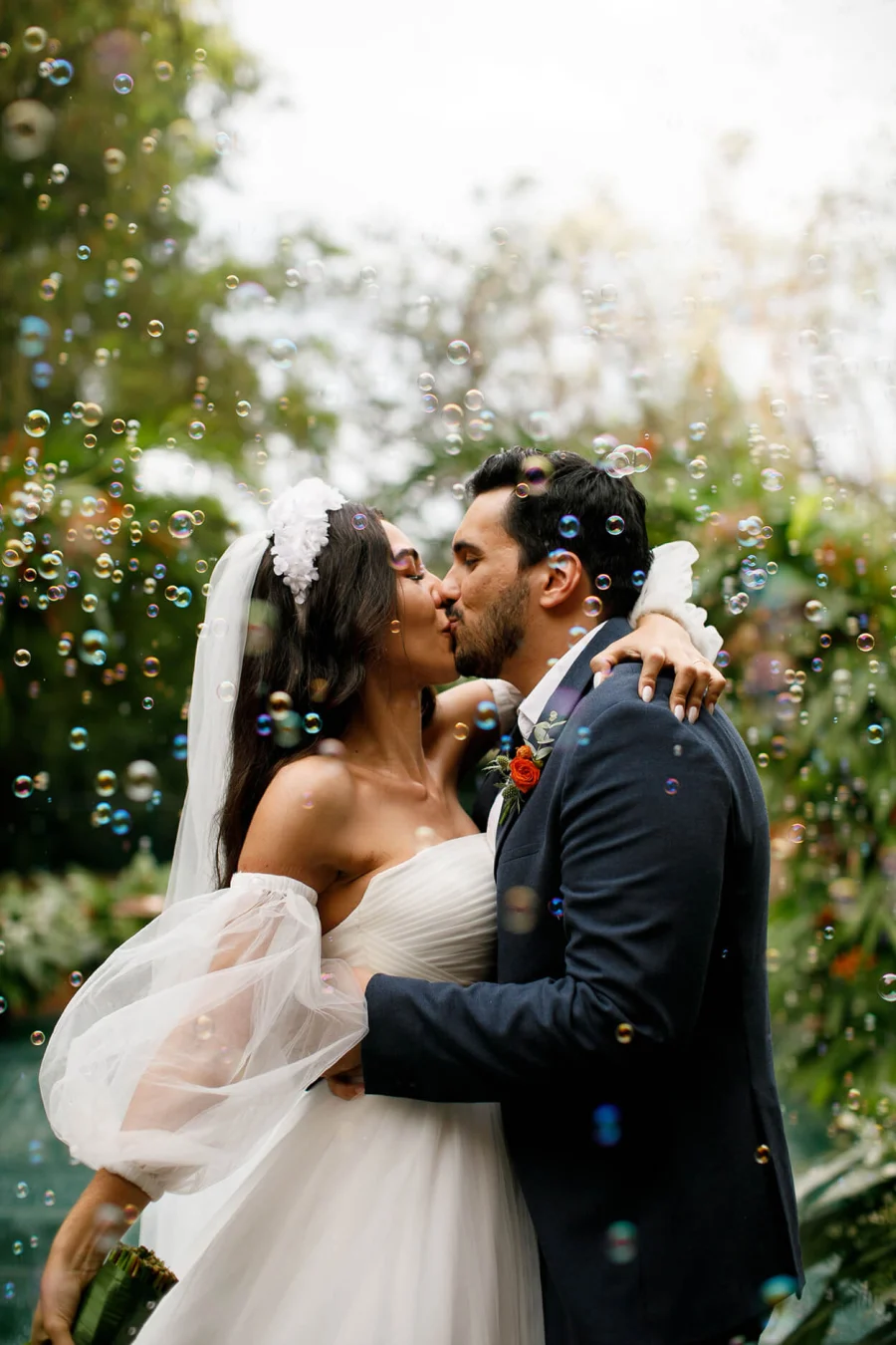 noivos se beijando sob bolhas