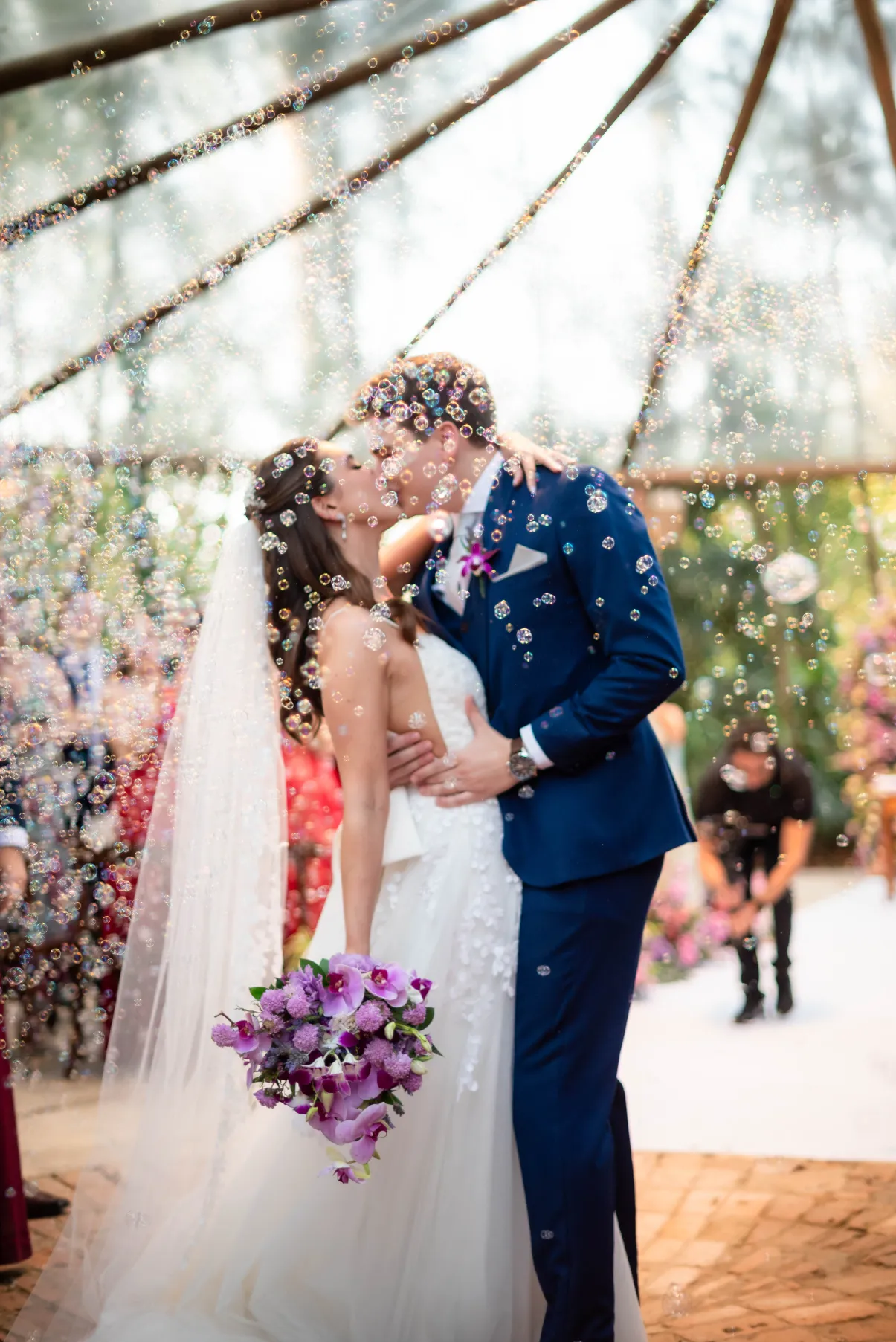 noivos se beijando sob bolhas de sabao