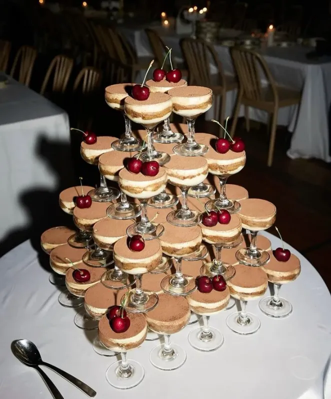 Torre de ta&ccedil;as de casamento com tiramisu