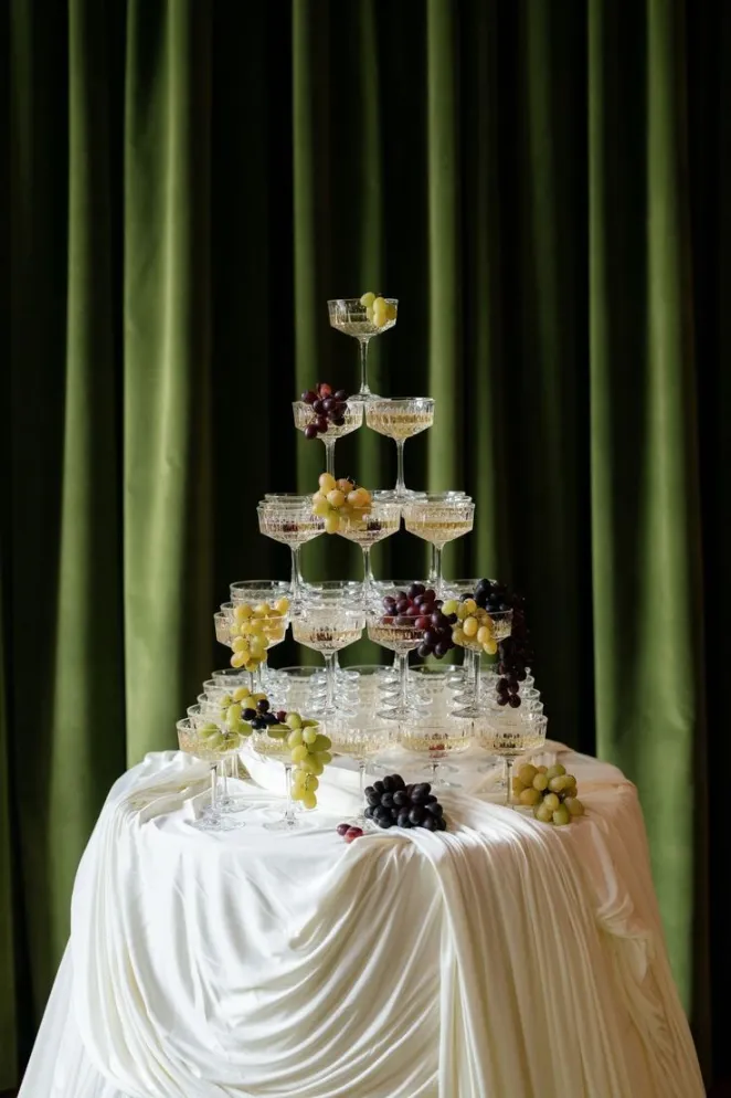 torre de ta&ccedil;as de casamento com uvas