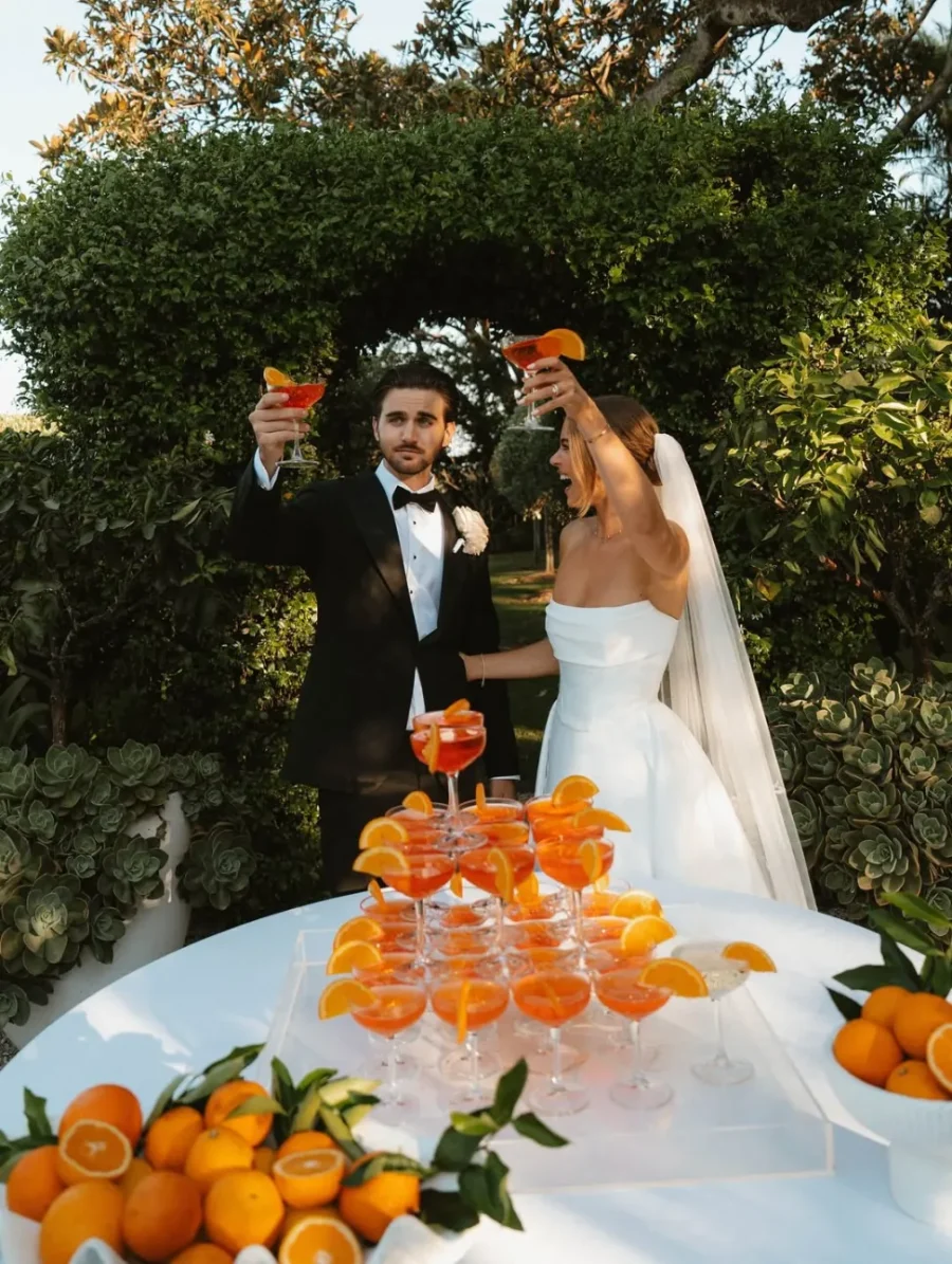 noivos brindando na torre de ta&ccedil;as