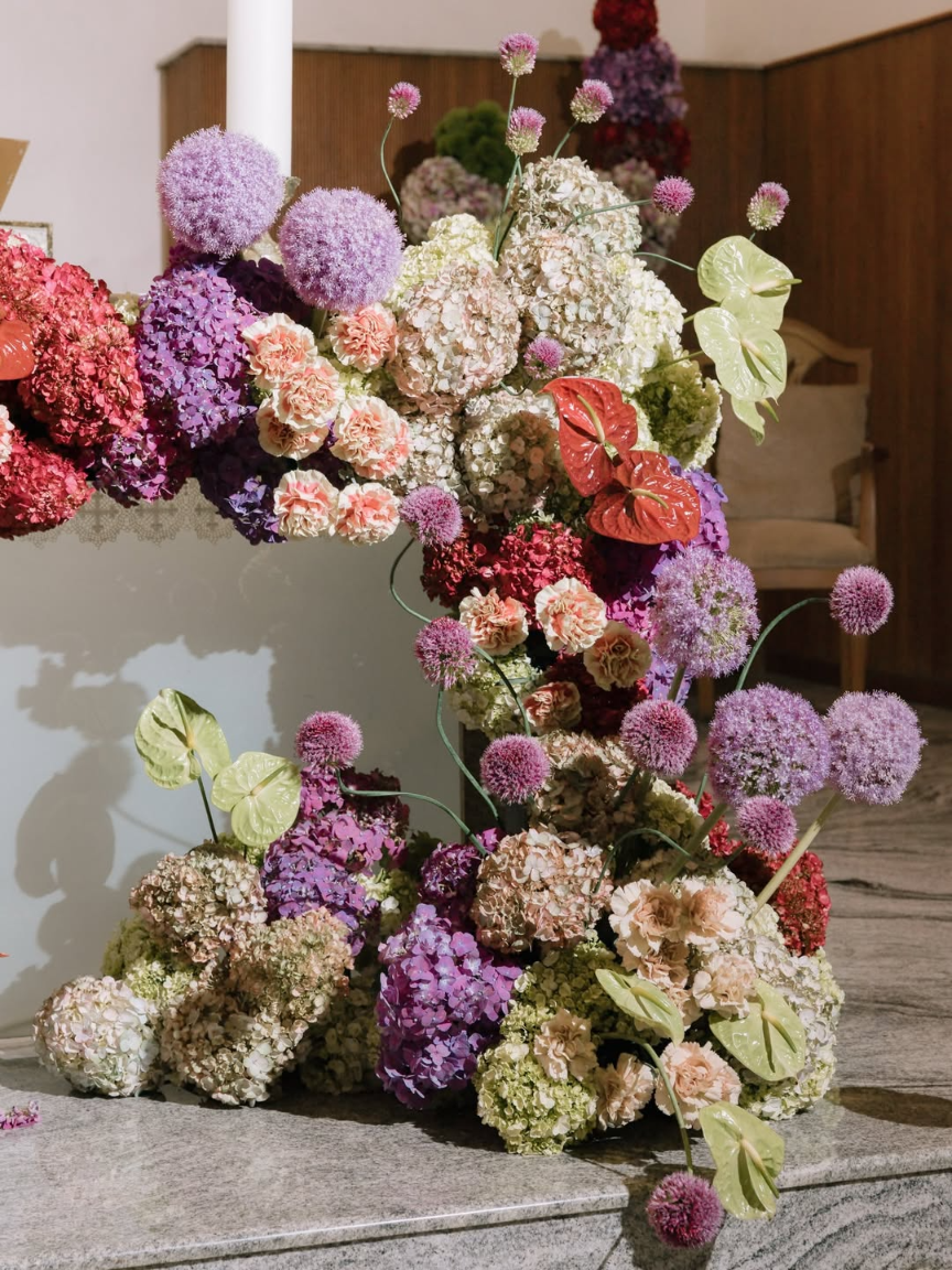 arranjo floral no casamento colorido na igreja