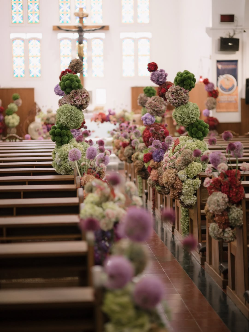 arranjo floral no casamento colorido na igreja
