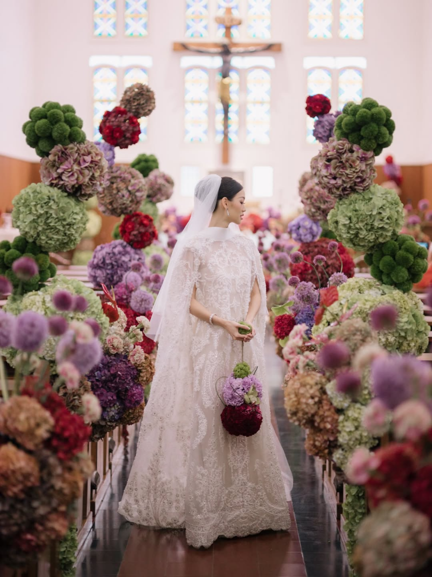 noiva no casamento colorido na igreja