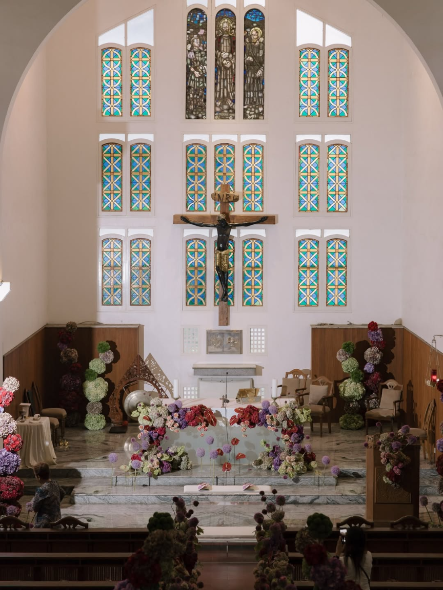 altar de casamento colorido na igreja