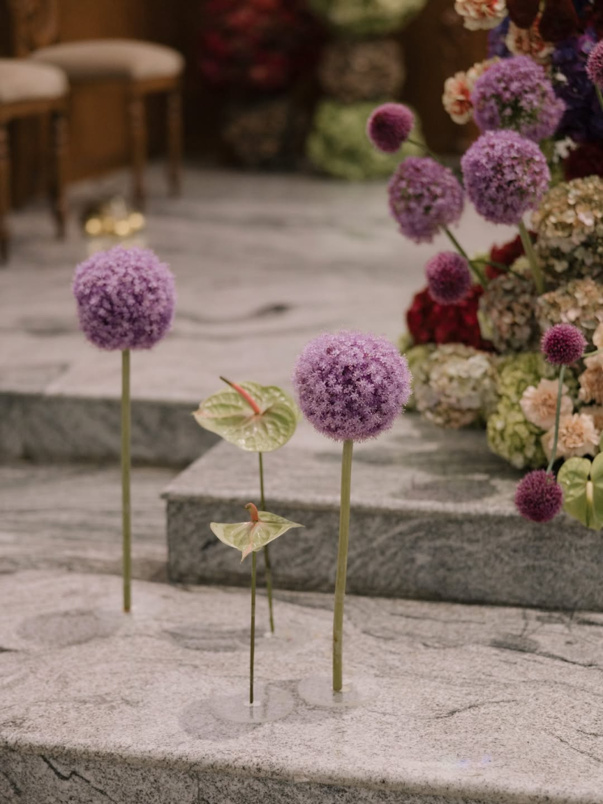 flores roxas no arranjo floral no casamento colorido na igreja