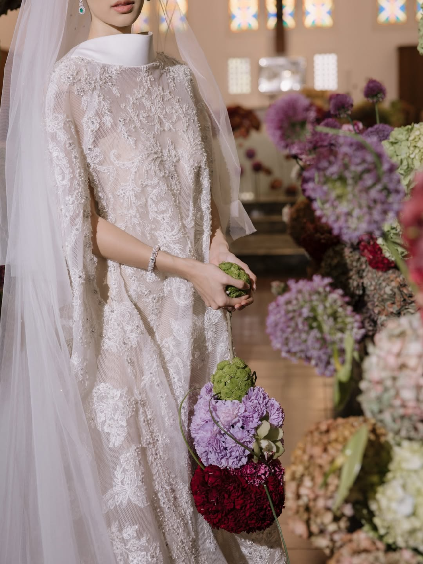 noiva com buqu&ecirc; diferente em casamento colorido na igreja