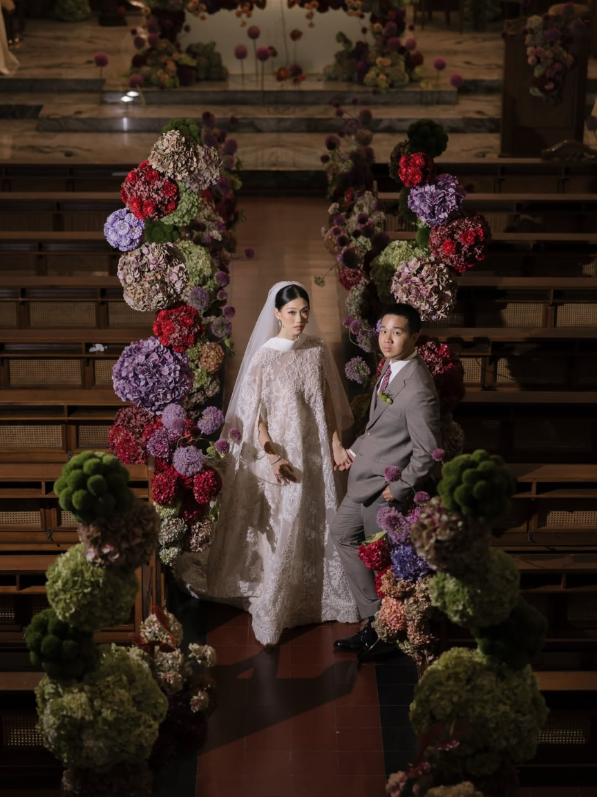 noivos no casamento colorido na igreja