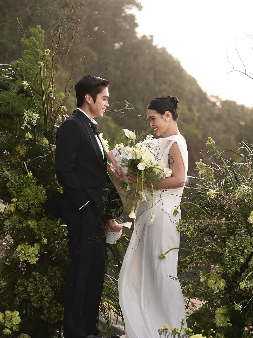 noivos no casamento ao ar livre maximalista