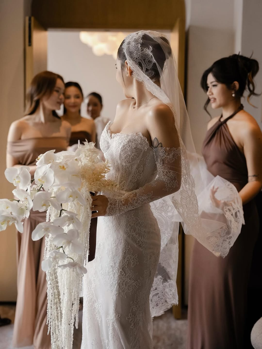 mulher com vestido de noiva maximalista ao lado de amdrinhas de vestido marorm