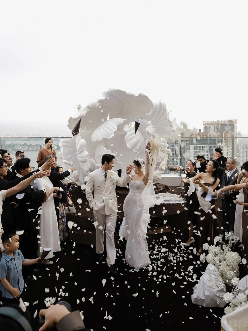 noivos na saída do casamento maximalista branco