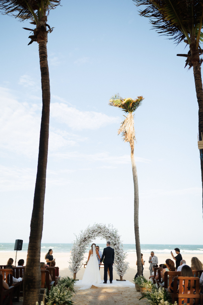 noivos no casamento simples na praia
