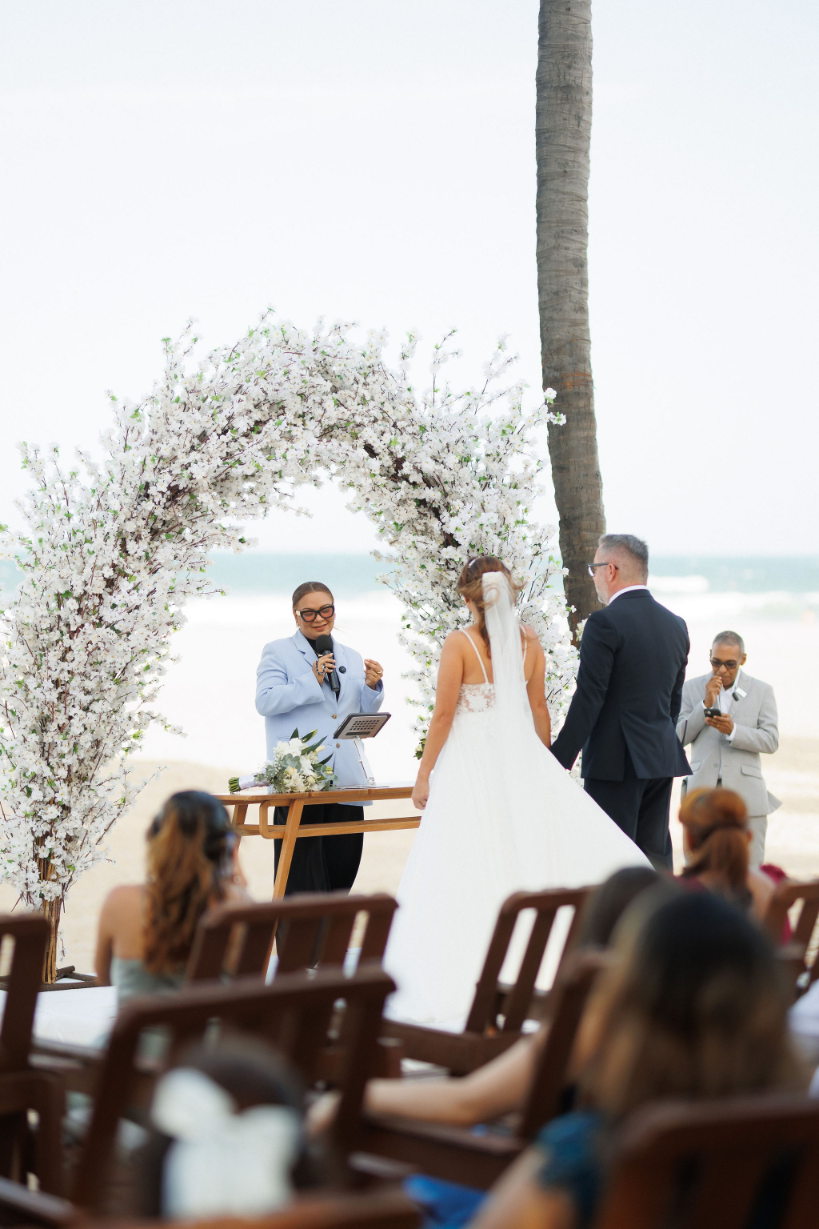 noivos no casamento na praia 