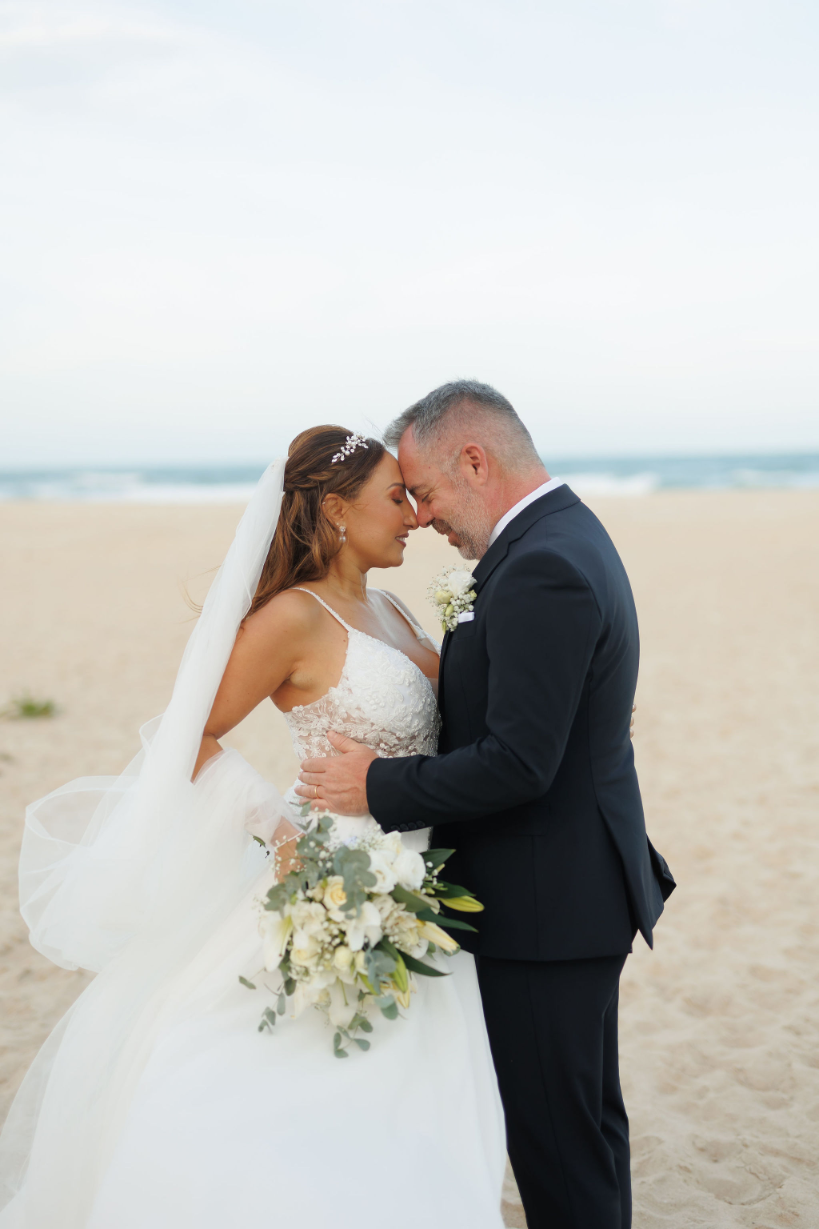 noivos se abra&ccedil;ando na praia