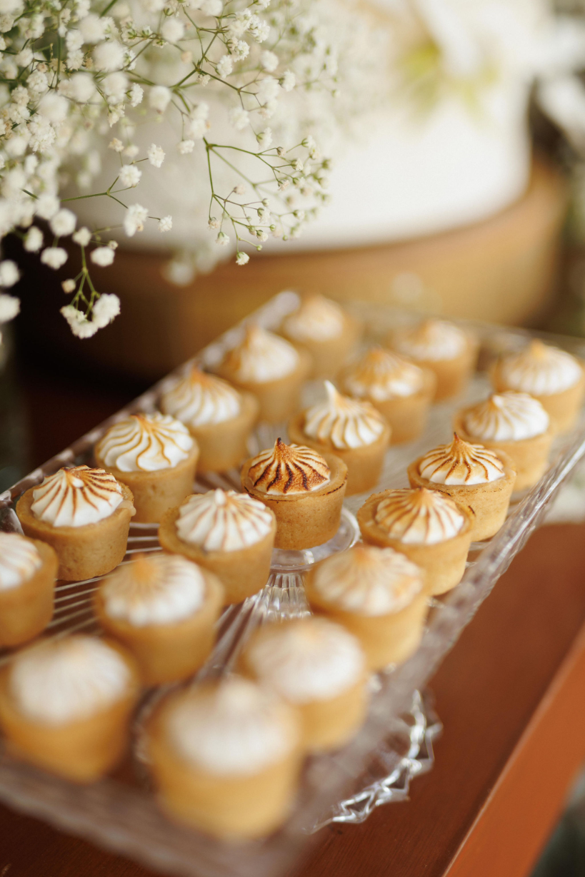 bandeja com doces de casamento