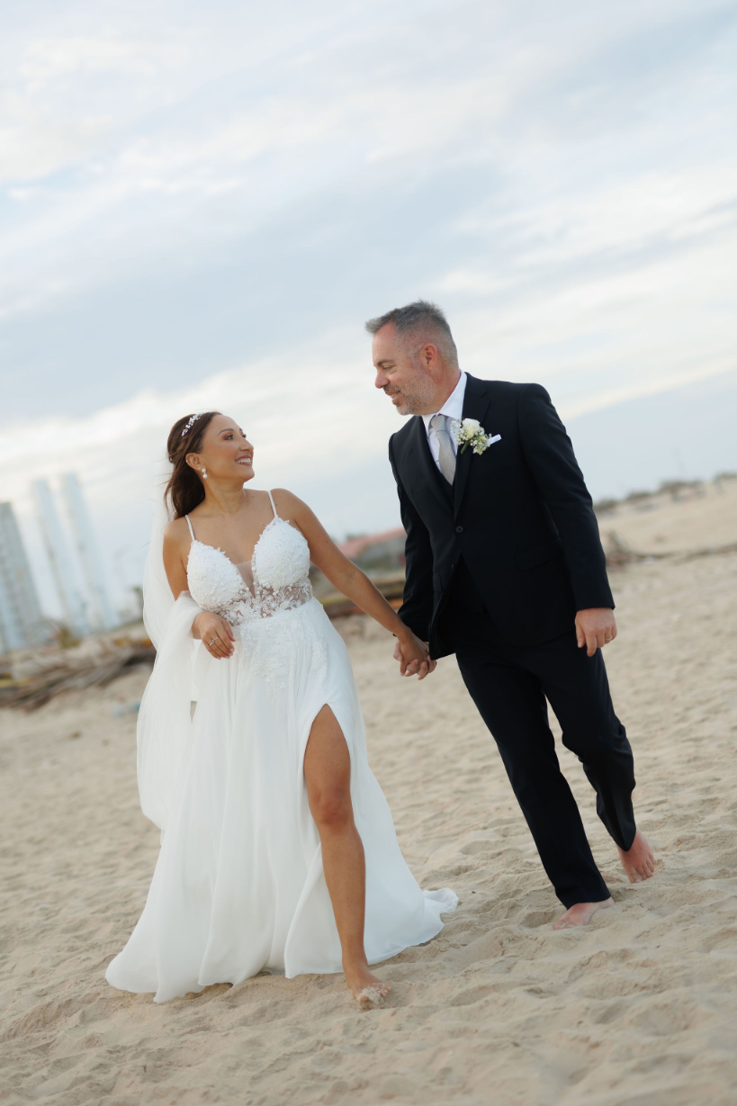 noivos andando na praia