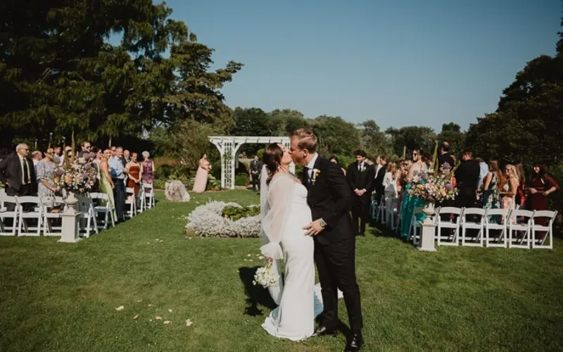 beijo dos noivos em casamento de domingo de dia