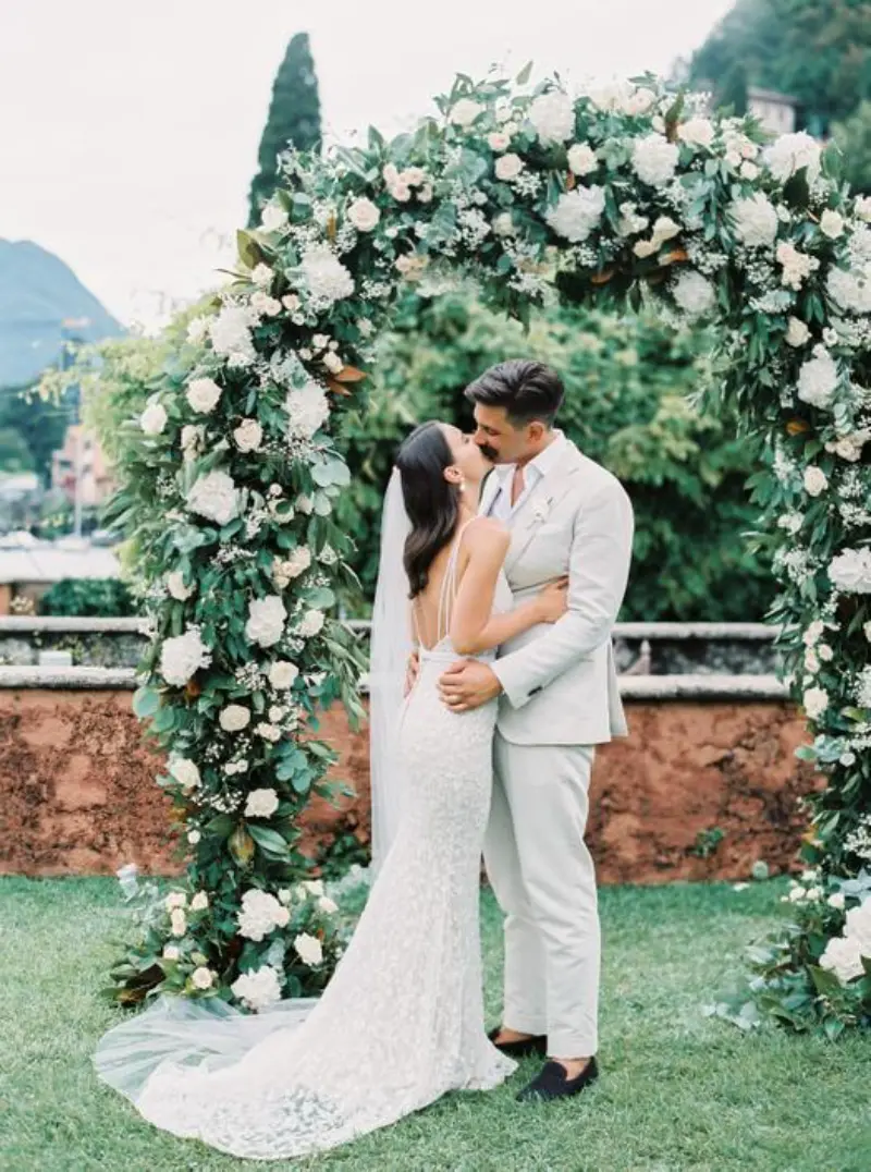 casal se beijando em arco floral