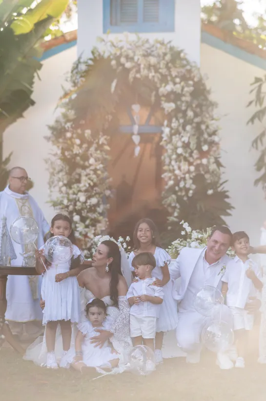 noiva ao lado de pajens e daminhas