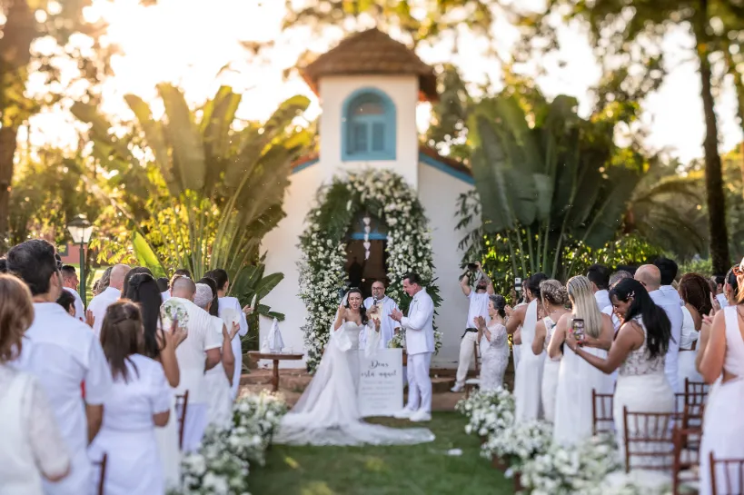noivos no casamento branco no jardim