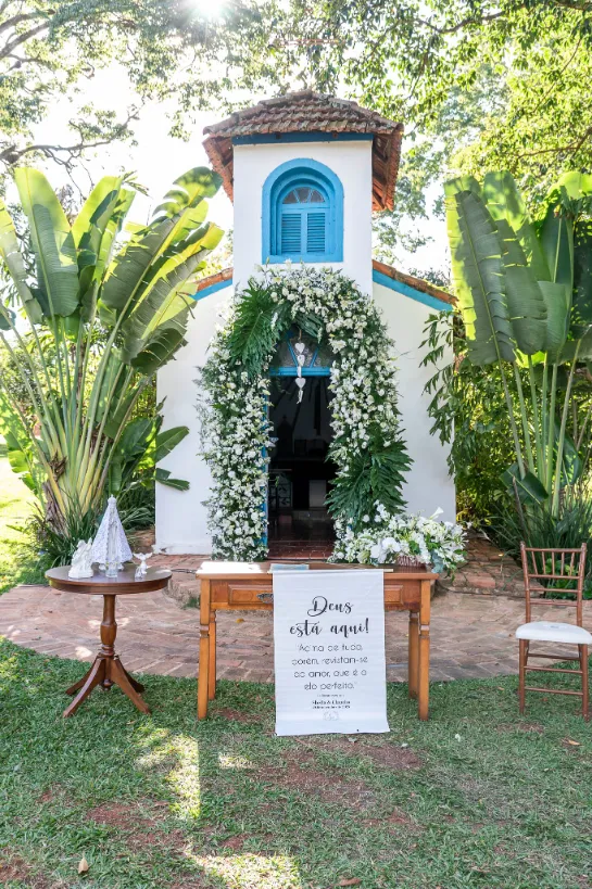 capela com flores brancas