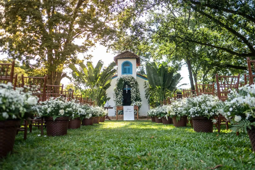 casamento branco e verde no campo