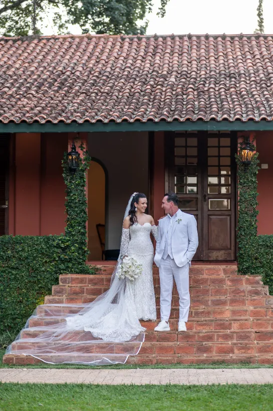 noivos na frente de casa no campo