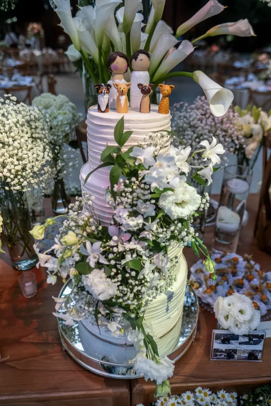 bolo de casamento branco com flores
