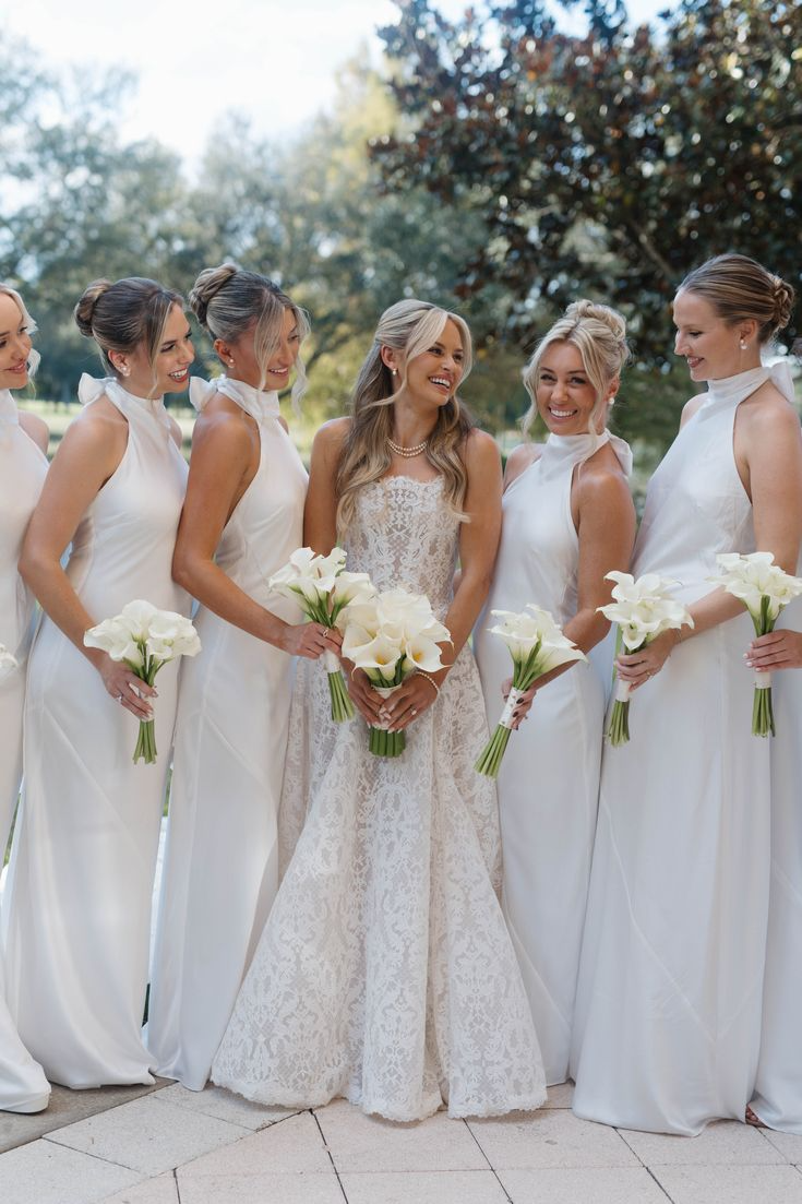 noiva e madrinhas de branco