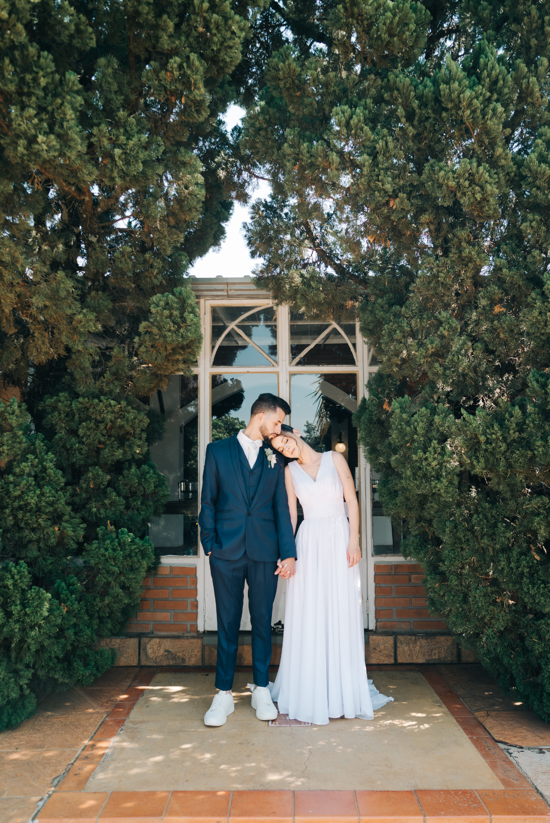 noivos de m&atilde;os dadas em casamento clean