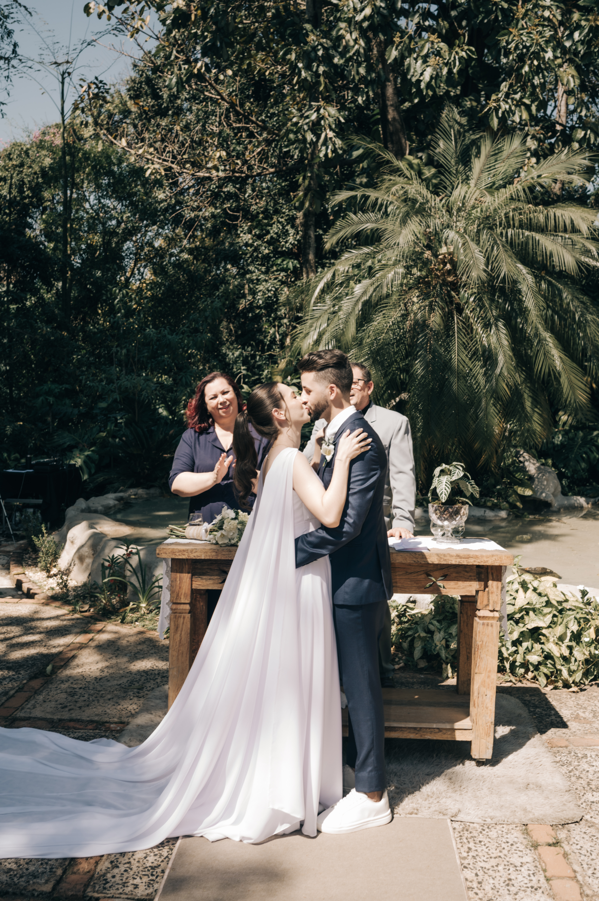 noivos se beijando na ceirmonia de casamento ao ar livre