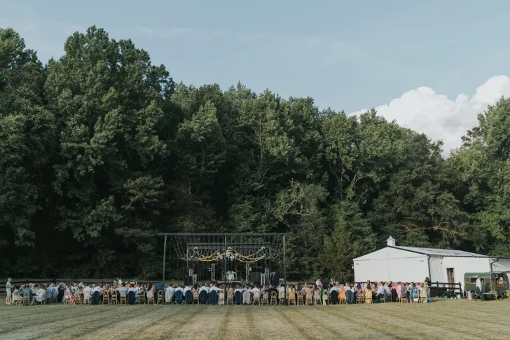 casamento com mesa comunit&aacute;ria ao ar livre