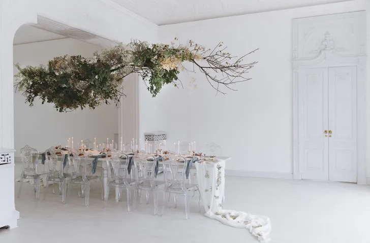 casamento intimista com decora&ccedil;&atilde;o minimalista em tons de branco com caminho da mesa floral 
