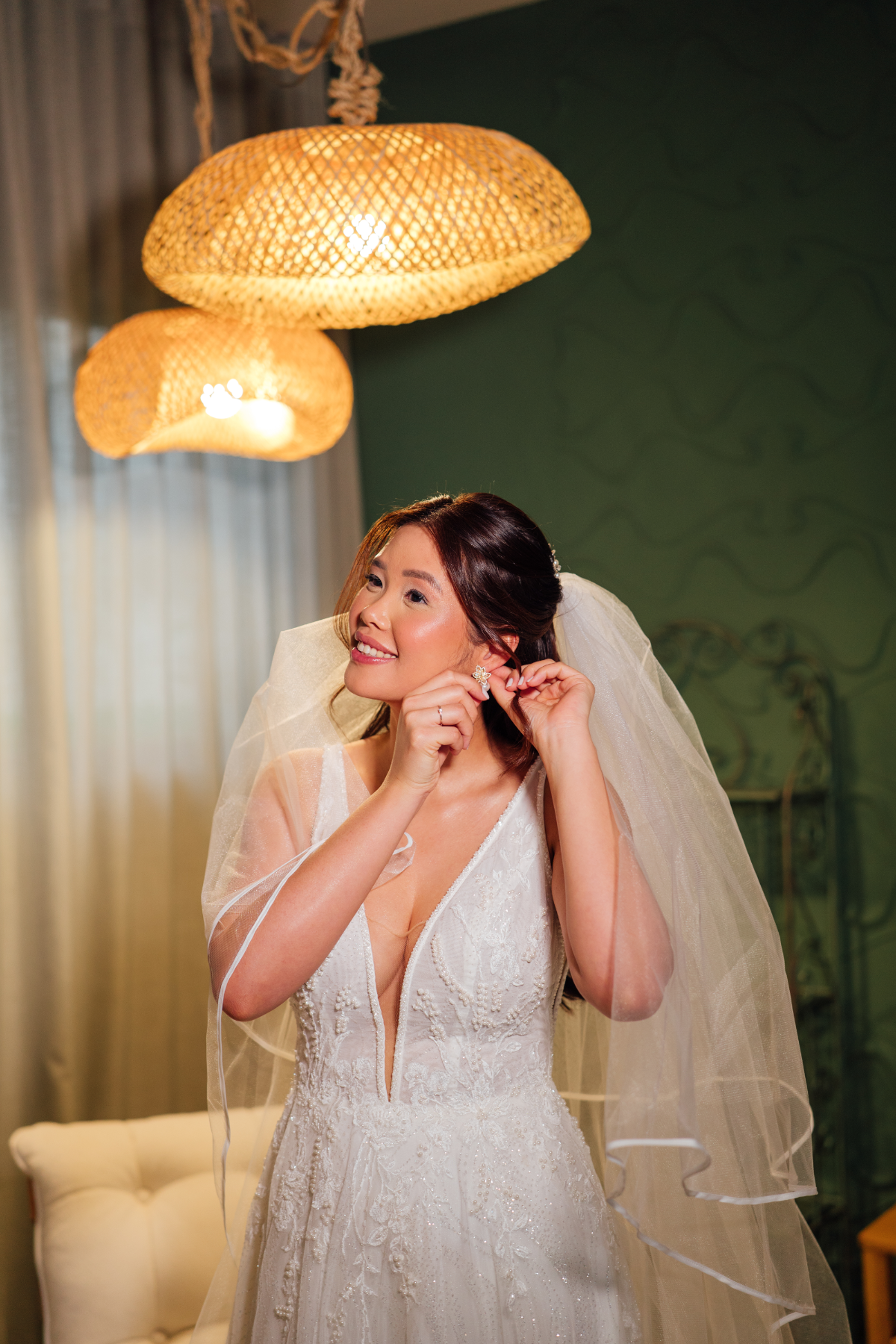 noiva com vestido com decote e veu