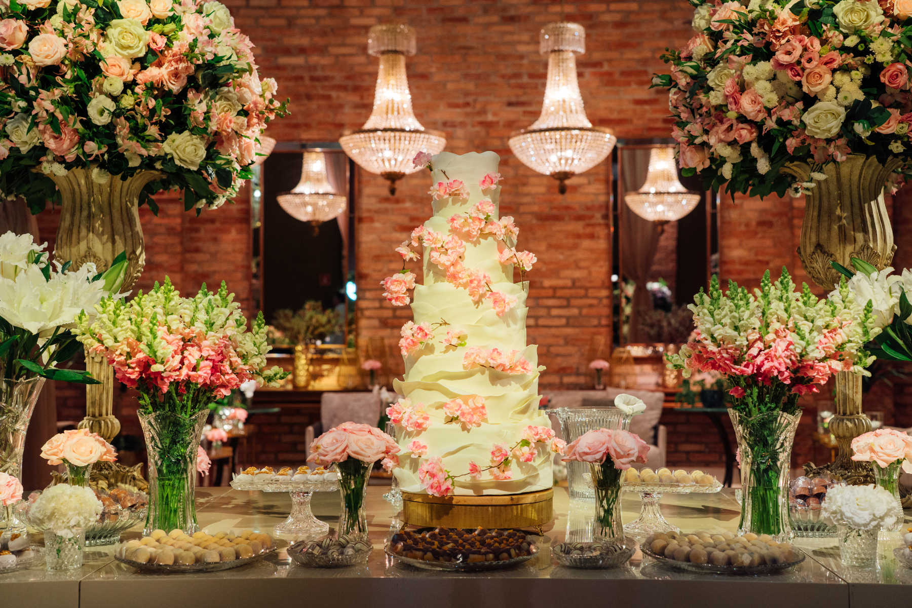 mesa do bolo de casamento com bolo com flores de sakura