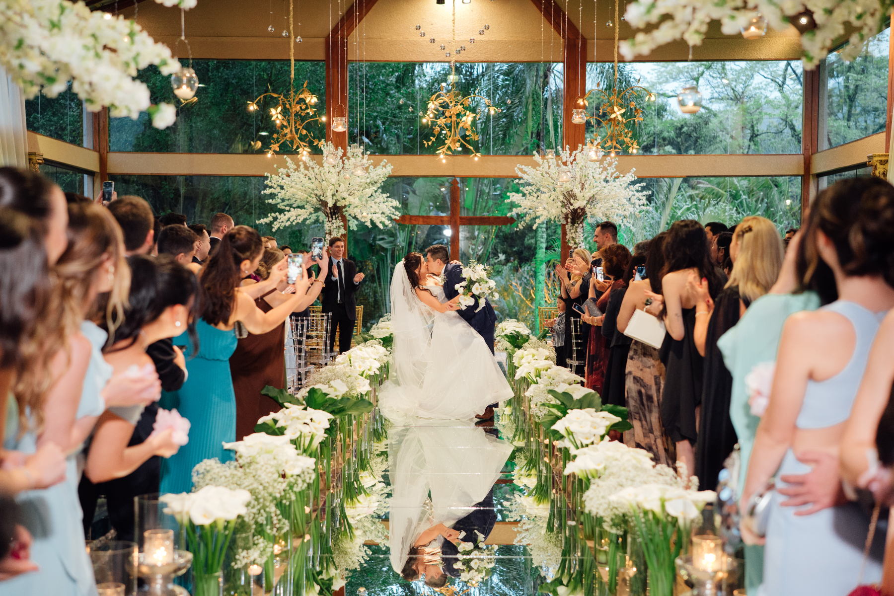 sa&iacute;da dos noivos em casamento japones moderno