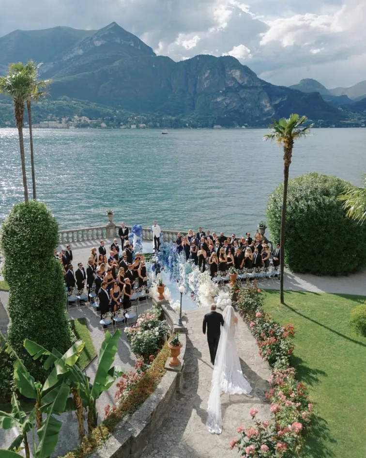 entrada da noiva em mini wedding a beira mar