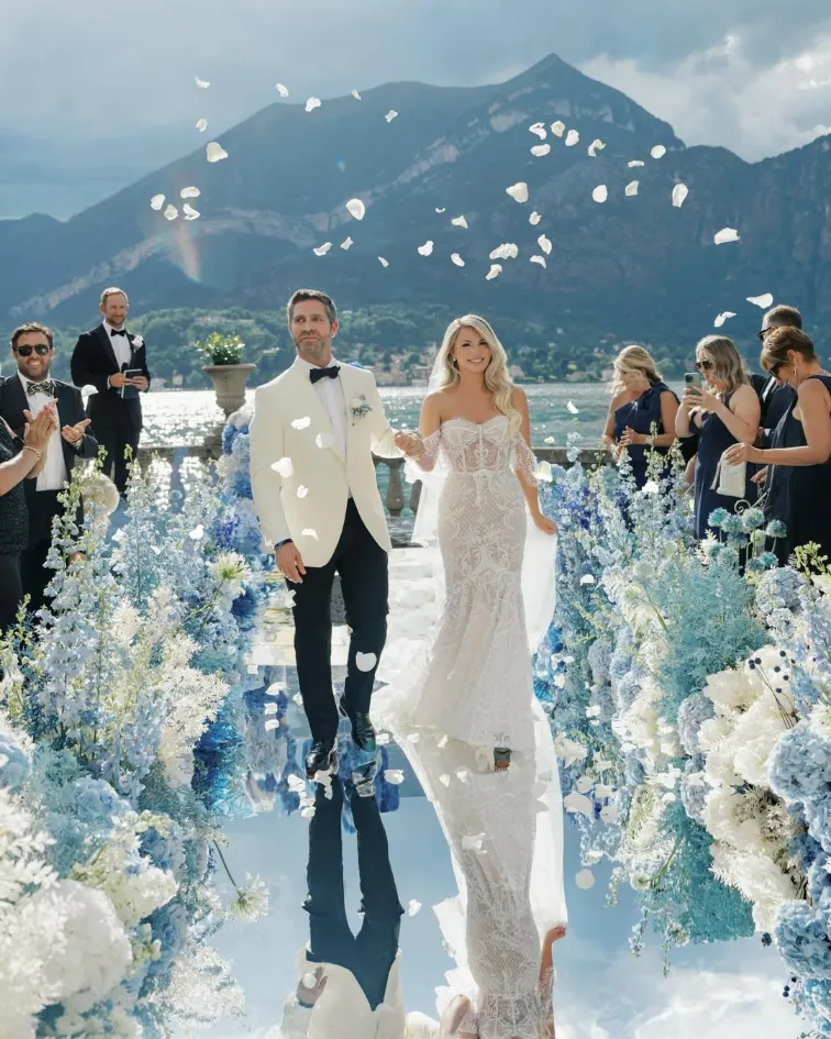 sa&iacute;da dos noivos em casamenot maximalista azul