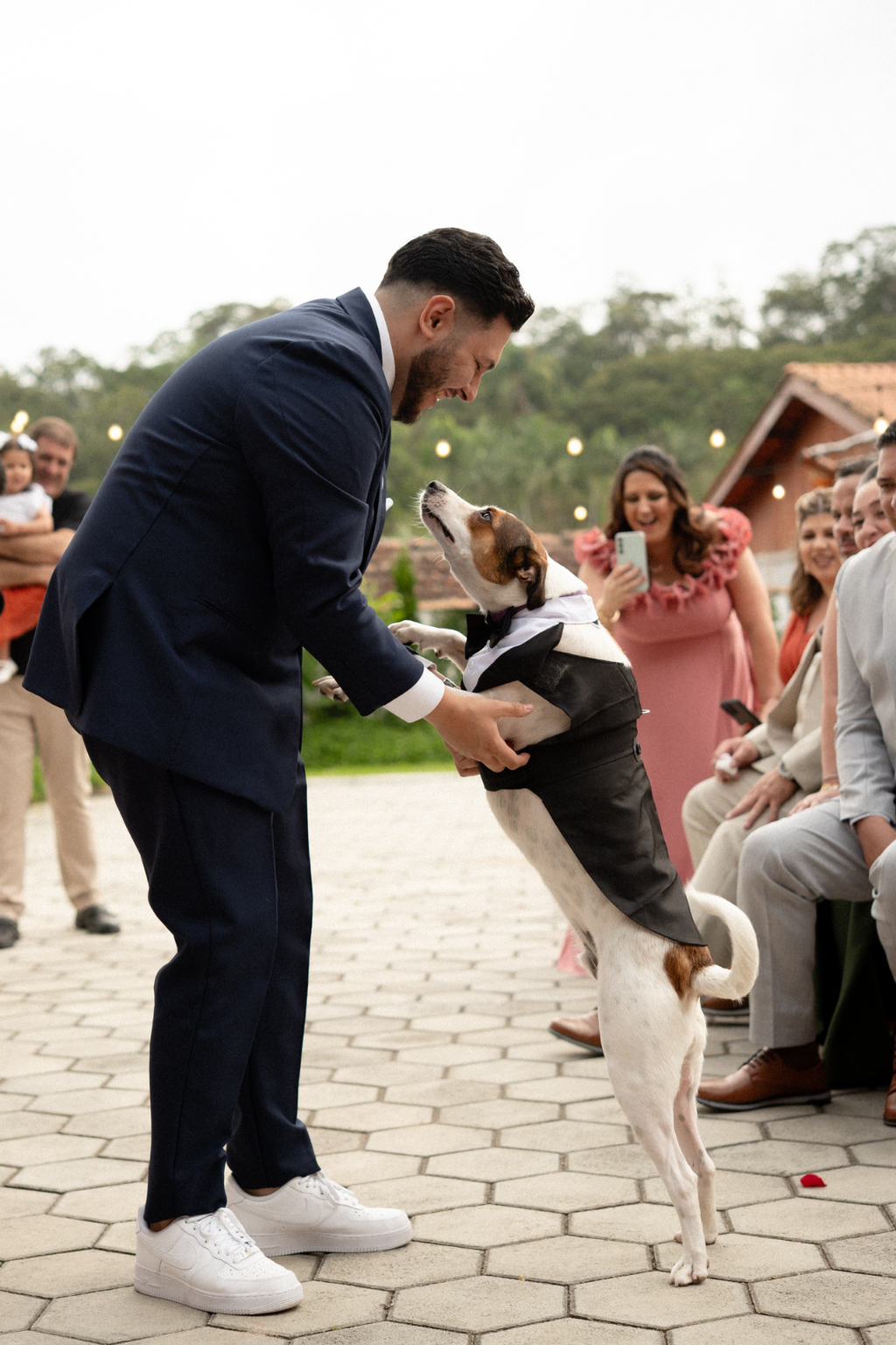 noivo entrando com o cachorro no casamento