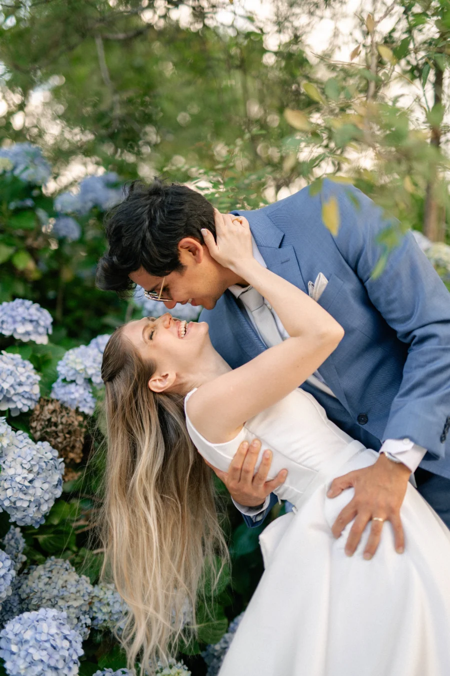 noivos abra&ccedil;ados