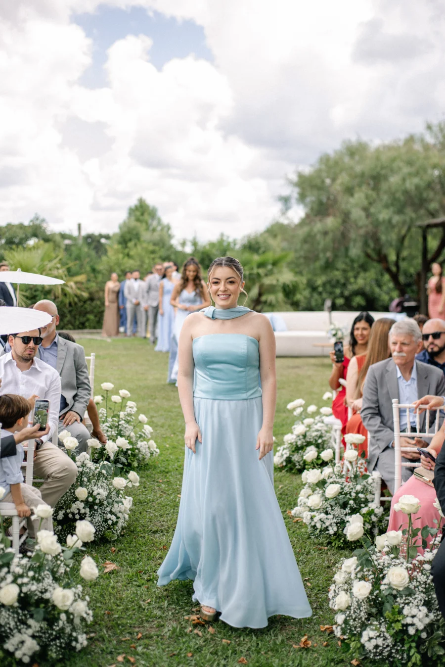 entrada da madrinha de casamento de azul
